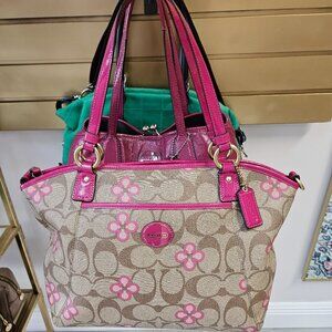 Vintage like new Coach Peyton Bag it does not have crossbody strap